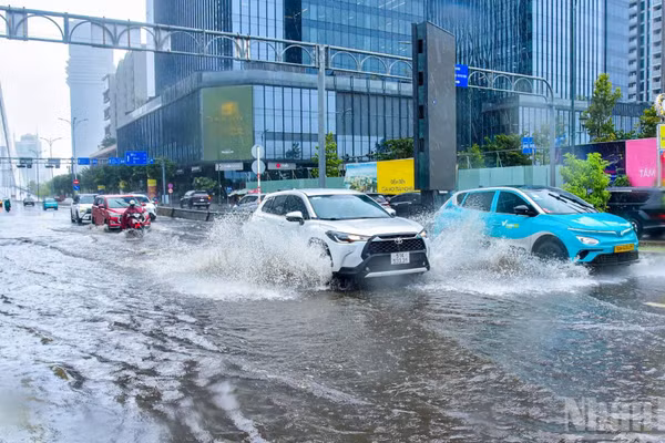 Mưa lớn gây ngập tại chân cầu Ba Son. (Ảnh: THẾ ANH)