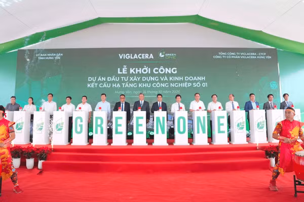 Các đại biểu nhấn nút khởi công dự án. (Ảnh: Ban tổ chức)