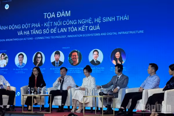 Các diễn giả chia sẻ tại phiên tọa đàm trong khuôn khổ Diễn đàn. (Ảnh: Hà Linh)