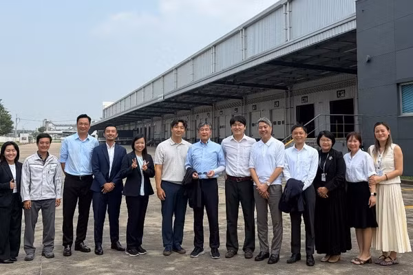 Đại diện Cushman & Wakefield (đơn vị tư vấn), Daiwa House (bên bán) và CJ Logistics (bên mua) tại sự kiện đánh dấu hoàn tất thành công giao dịch kho vận tại khu công nghiệp Long Đức, Đồng Nai, Việt Nam. (Ảnh: Cushman & Wakefield Việt Nam)