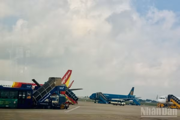 Vận tải hàng không là một trong các kênh vận chuyển hành khách và hàng hóa được ưu tiên lựa chọn hiện nay. (Ảnh: HNV)