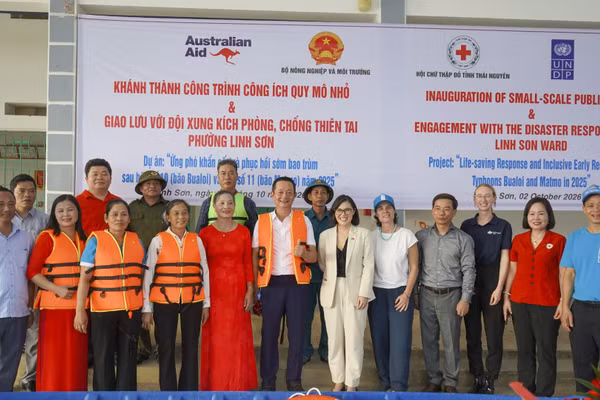 Đoàn công tác giao lưu với Đội xung kích phòng, chống thiên tai phường Linh Sơn, Thái Nguyên. (Ảnh: Đại sứ quán Australia tại Việt Nam)