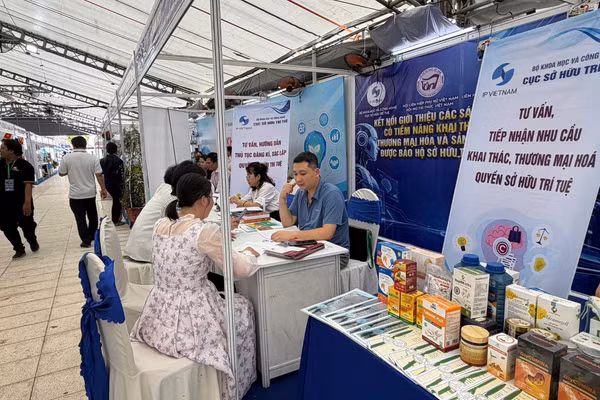 Cục Sở hữu trí tuệ hỗ trợ, tư vấn trực tiếp về sở hữu trí tuệ tại sự kiện. (Ảnh: BAN TỔ CHỨC)