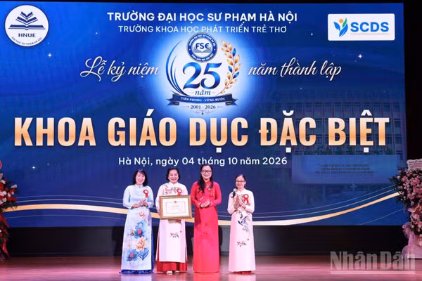 Thứ trưởng Giáo dục và Đào tạo Nguyễn Thị Quyên Thanh trao Bằng khen của Bộ trưởng Giáo dục và Đào tạo tới tập thể, cá nhân có thành tích xuất sắc. (Ảnh: THANH TÙNG) 