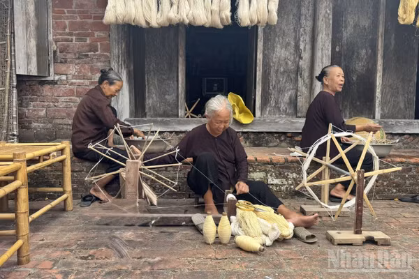 Các nghệ nhân làng dệt lụa đũi Nam Cao, Hưng Yên. (Ảnh: HNV)