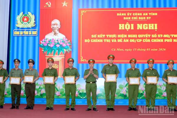 Đại diện lãnh đạo Công an tỉnh Cà Mau (đứng giữa) trao giấy khen cho lực lượng Tham mưu tại Hội nghị sơ kết thực hiện Nghị quyết số 57 của Bộ Chính trị và Đề án số 06 của Chính phủ.