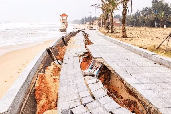 Sau các đợt mưa bão, sóng biển xâm thực làm sạt lở nhiều tuyến bờ kè ven biển Quảng Trị.