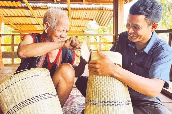 Người dân địa phương đang từng bước đưa những giá trị văn hóa vốn có của làng trở thành sản phẩm phục vụ du khách.