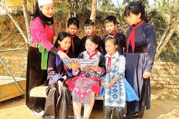 Vào thứ hai hằng tuần, học sinh và giáo viên các nhà trường trên địa bàn xã Nam Tuấn, tỉnh Cao Bằng sẽ mặc trang phục của dân tộc mình đến trường.