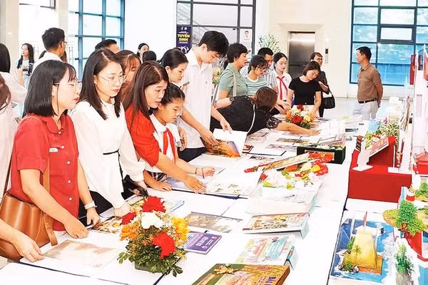Các đại biểu tham quan trưng bày những bài thi hay, trình bày đẹp trong lễ trao giải Cuộc thi Đại sứ Văn hóa đọc Hà Nội 2026.