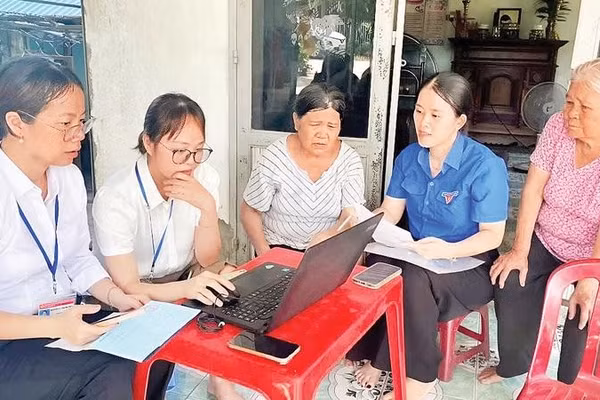 Công chức Trung tâm Phục vụ hành chính công xã An Hòa đến tận nhà người dân hỗ trợ làm thủ tục dịch vụ công trực tuyến.