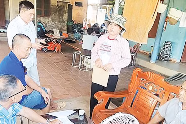 Người dân xã Trường Sơn phối hợp cung cấp thông tin về đất đai cho cán bộ tổ dân phố (Ảnh THANH HÒA)