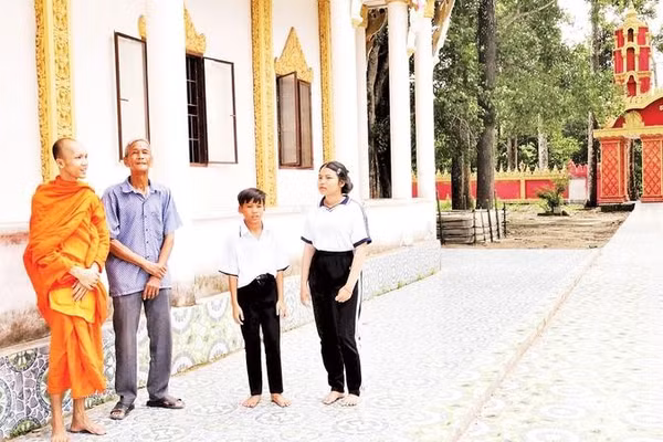 Ông Lâm Nửa (thứ 2, từ trái sang) người có uy tín trong đồng bào dân tộc tại sóc Bà Mai, ấp 10, xã Vĩnh Thuận Đông.