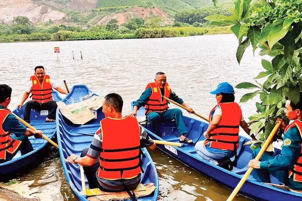 Lực lượng xung kích phòng, chống thiên tai phường Linh Sơn (Thái Nguyên) tập huấn bơi, lái thuyền trên sông Cầu.