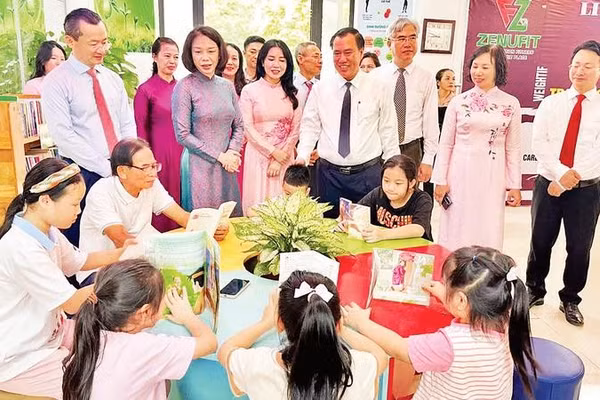 Không gian đọc sách thoáng mát, sạch sẽ tại Nhà văn hóa Tổ dân phố Xuân La 2 thu hút đông đảo độc giả nhiều lứa tuổi.