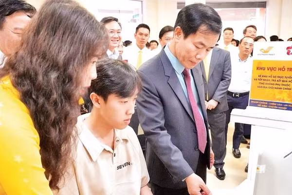 Giữa tháng 3/2026, Ủy ban nhân dân tỉnh Quảng Trị khai trương đề án dịch vụ bưu chính công ích tham gia giải quyết thủ tục hành chính.