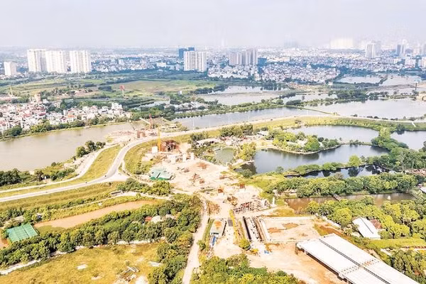 Đường vành đai 3,5 kết nối với cầu Ngọc Hồi đang được khẩn trương thi công (Ảnh THÀNH ĐẠT)