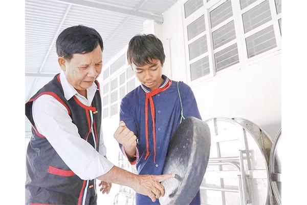 Nghệ nhân Ưu tú Tà Thía Banh hướng dẫn thế hệ trẻ cách cảm nhận âm thanh, hiểu hoàn cảnh sử dụng nhạc cụ và những giá trị văn hóa ẩn sau từng thanh âm.