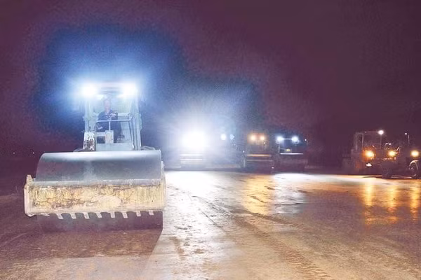 Thi công xuyên đêm tại dự án giao thông trọng điểm đường Hoàng Sa-Dốc Sỏi.