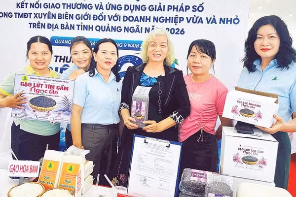 Công ty TNHH Giống cây trồng Miền Trung giới thiệu sản phẩm mới tại hội nghị kết nối giao thương và ứng dụng giải pháp số trong thương mại điện tử xuyên biên giới.