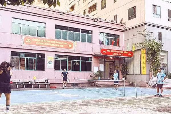 Nhà sinh hoạt cộng đồng và khu vực sân chơi tại khu đô thị Trung Hòa-Nhân Chính, phường Yên Hòa.