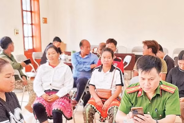 Công an xã Tạ Khoa, tỉnh Sơn La kích hoạt bổ sung tài khoản định danh điện tử mức độ 2 cho người dân.