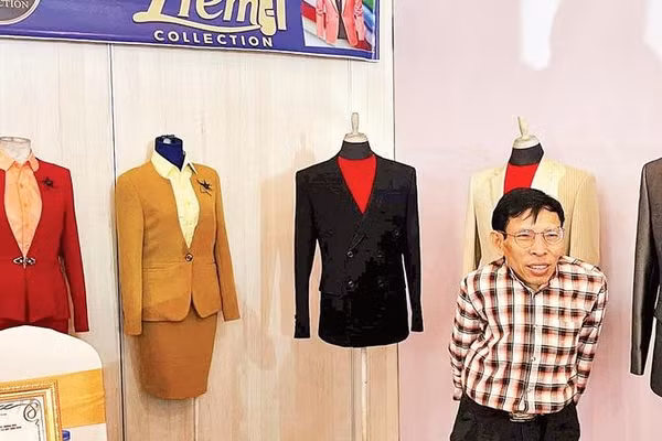 Gian hàng giới thiệu sản phẩm thời trang của ông Mai Đình Liêm, Giám đốc Công ty TNHH Thương mại và dịch vụ Hảo Phú Gia (thành phố Đà Nẵng).