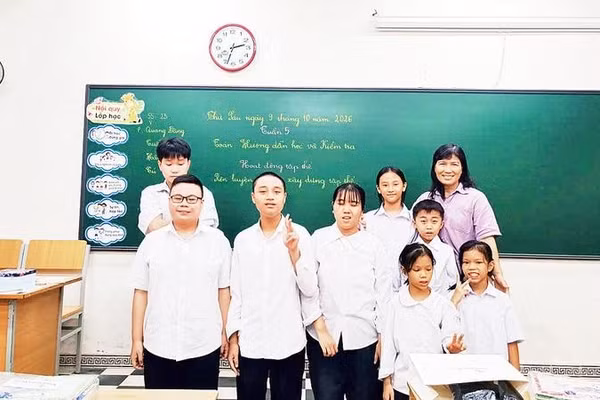 Cô giáo Trịnh Thị Hằng và các em học sinh Trung tâm Giáo dục nghề nghiệp-Giáo dục thường xuyên Nguyễn Văn Tố.
