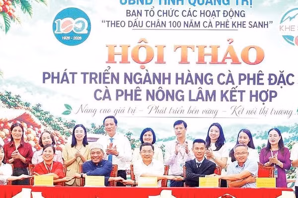 Đại diện các doanh nghiệp và nhà sản xuất ký biên bản ghi nhớ hợp tác (Ảnh HOÀNG HÙNG)