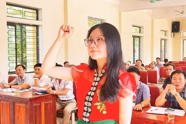 Đảng viên trẻ Vi Thị Phương Thảo phát biểu tại lễ kết nạp đảng viên.
