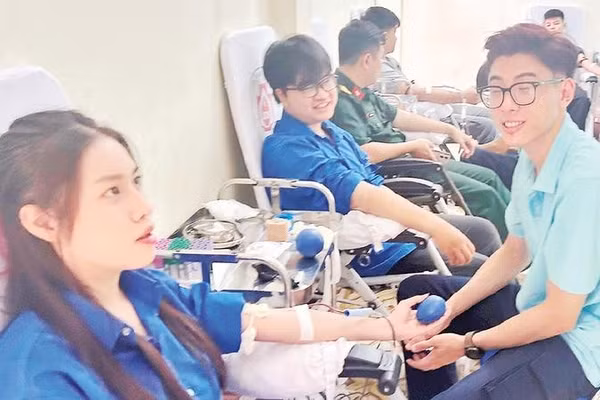 Đoàn viên, thanh niên là lực lượng nòng cốt trong các chương trình hiến máu nhân đạo.