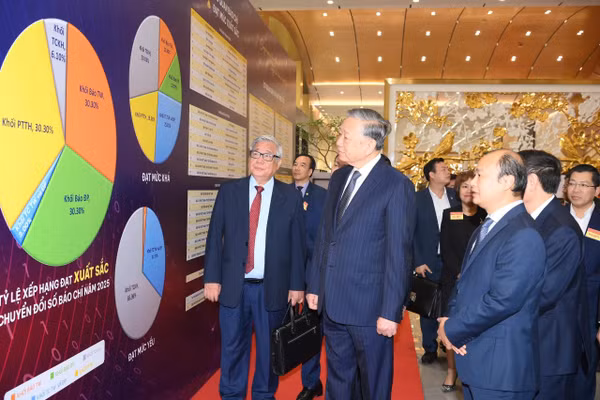 Tổng Bí thư Tô Lâm tham quan khu vực triển lãm giới thiệu thành tựu Chuyển đổi số của các cơ quan báo chí sáng 19/12. Ảnh: ĐĂNG KHOA