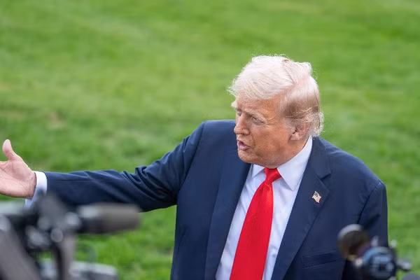 Tổng thống Donald Trump trao đổi về kế hoạch hòa bình Nga-Ukraine với các phóng viên. Ảnh: Xinhua
