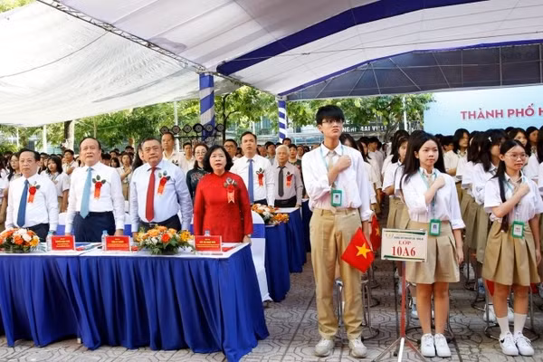 Các đại biểu và học sinh trường THPT Phan Huy Chú làm lễ chào cờ.