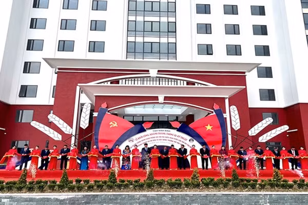 Các đại biểu cắt băng khánh thành dự án xây dựng Trường đại học Hoa Lư.