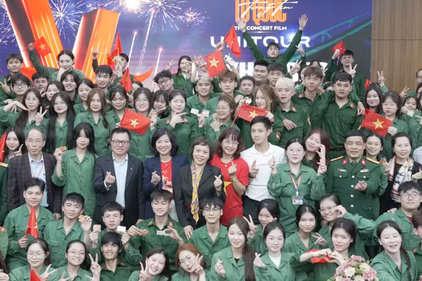 Màu xanh áo lính hòa cùng cờ đỏ sao vàng: Sinh viên Đại học Đại Nam với “Tổ quốc trong tim”