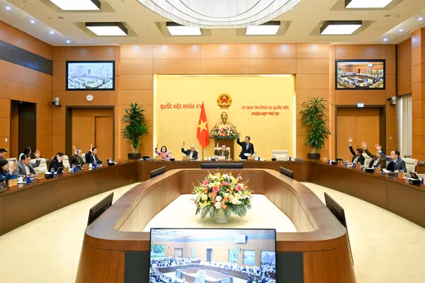 Thông qua Nghị quyết về số lượng, cơ cấu tỷ lệ các ngạch Kiểm sát viên