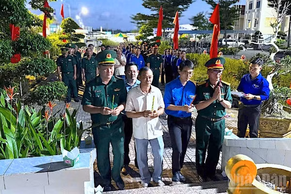 Các đơn vị trực thuộc Bộ đội Biên phòng Cà Mau thắp nến tri ân công lao to lớn của các Anh hùng liệt sĩ tại địa bàn biên giới.
