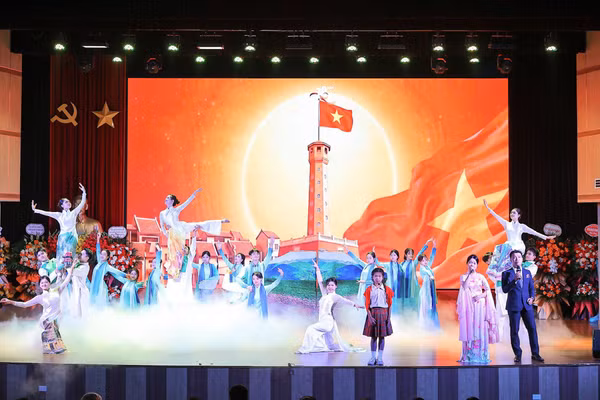 Tiết mục văn nghệ chào mừng Lễ kỷ niệm 70 năm thành lập Khoa Địa lý, Trường đại học Sư phạm Hà Nội. (Ảnh: LÊ ĐÔNG)