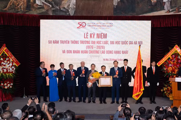 Thứ trưởng Giáo dục và Đào tạo Đoàn Trung Kiên trao Huân chương cho tập thể lãnh đạo Trường đại học Luật, Đại học Quốc gia Hà Nội. (Ảnh: TT) 
