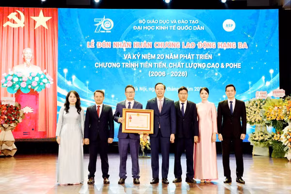 Viện Đào tạo Tiên tiến, Chất lượng cao và POHE, Đại học Kinh tế Quốc dân đón nhận Huân chương Lao động hạng Ba. (Ảnh: NEU) 