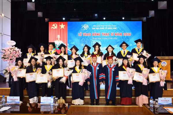 Lãnh đạo Đại học Kinh tế Quốc dân cùng các tân thạc sĩ. (Ảnh: TUẤN ANH)