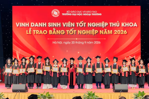 Phó Giáo sư, Tiến sĩ Phạm Thu Hương - Bí thư Đảng ủy, Hiệu trưởng Trường đại học Ngoại thương trao bằng tốt nghiệp cho các tân cử nhân. (Ảnh: FTU)