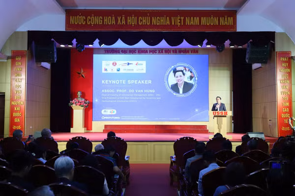 Phó Giáo sư, Tiến sĩ Đỗ Văn Hùng, Trưởng khoa Quản trị Thông tin, Trường đại học Khoa học Xã hội và Nhân văn, Đại học Quốc gia Hà Nội trình bày tại hội thảo. (Ảnh: HÀ TUẤN)