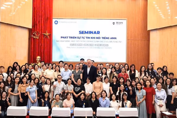 Các đại biểu, giảng viên và sinh viên chụp ảnh lưu niệm tại chương trình. (Ảnh: TQ)