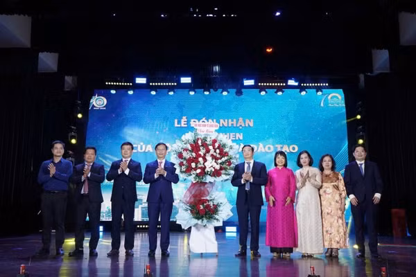Lãnh đạo Đại học Kinh tế Quốc dân tặng hoa chúc mừng Viện Thương mại và Kinh tế quốc tế. (Ảnh: NEU)