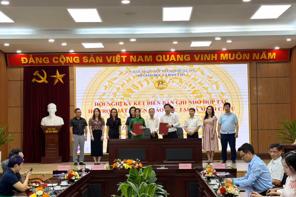 Lãnh đạo Sở Giáo dục và Đào tạo Hà Nội cùng đại diện các bên thực hiện ký kết, trao biên bản ghi nhớ hợp tác. (Ảnh: THÚY QUỲNH)