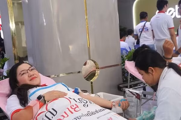 Chị Ngô Thị Quý, cán bộ công ty Metfone tham gia hiến máu nhân đạo. (Ảnh: NGUYỄN HIỆP)