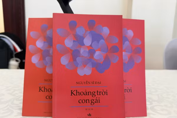 Tập kịch bản vở kịch dân ca ví, giặm "Khoảng trời con gái" của nhà thơ Nguyễn Sĩ Đại.