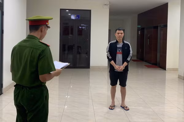 Trần Văn Quân tại cơ quan điều tra. (Ảnh: Công an cung cấp)